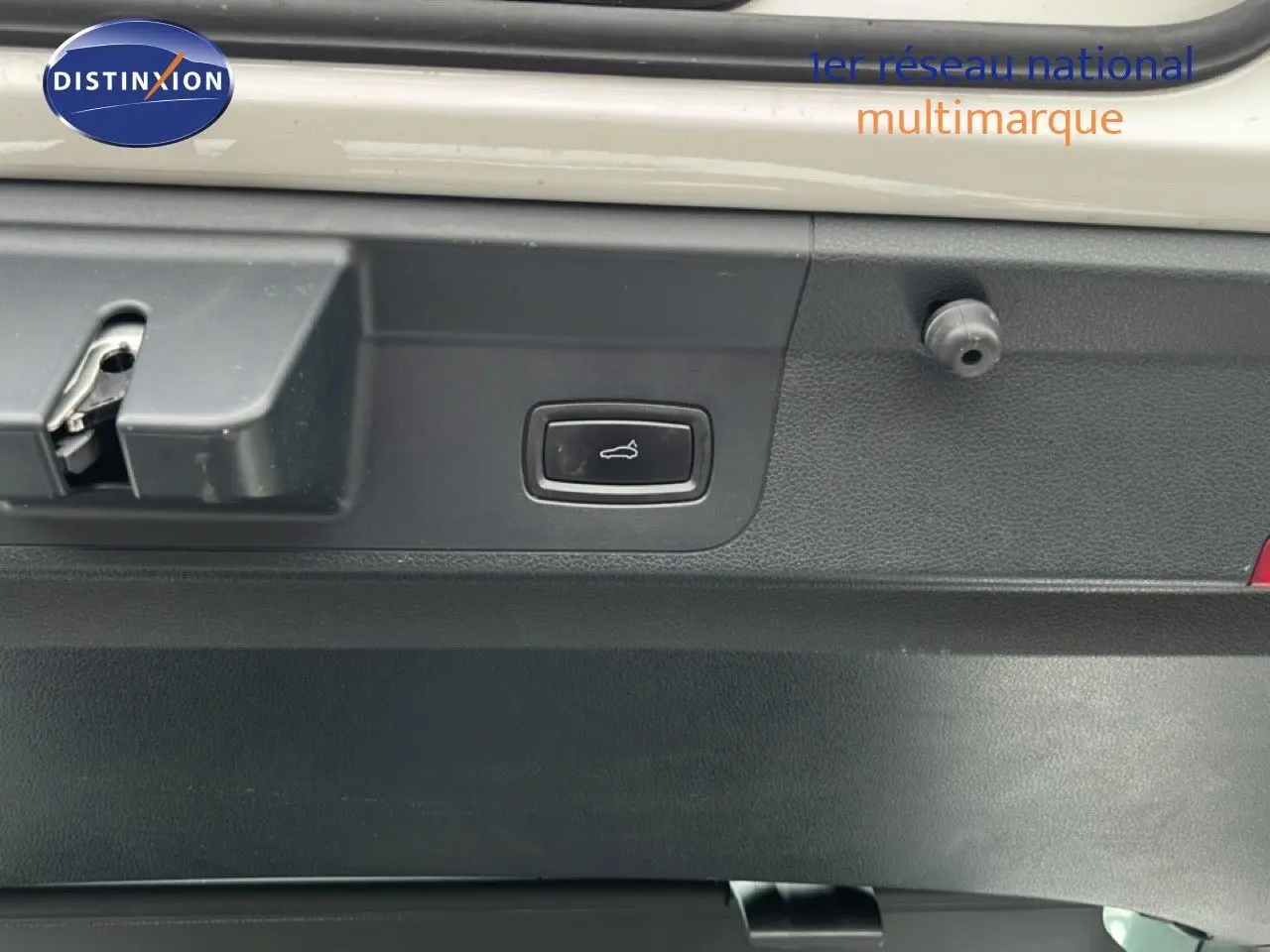 Bouton d'ouverture électrique du coffre sur le hayon intérieur d'une Porsche Panamera 4 E-Hybrid blanche de 2017.