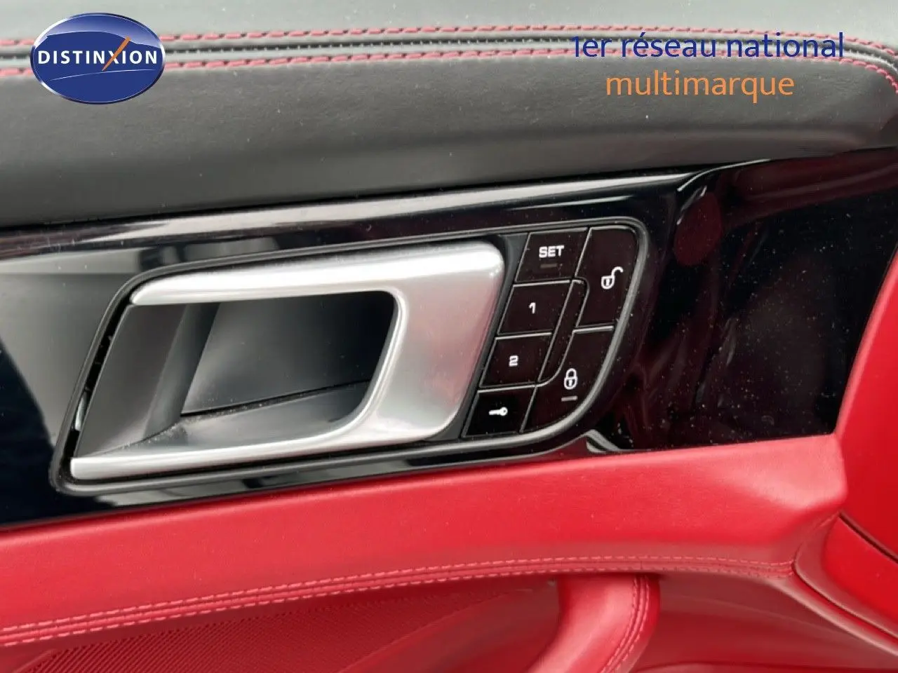 Gros plan sur la poignée de porte côté gauche en cuir rouge et inserts noirs du Porsche Panamera 4 E-Hybrid 2017.