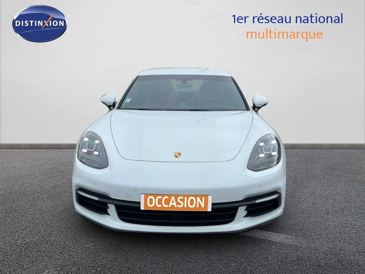 Vue frontale d'une Porsche Panamera 4 E-Hybrid blanche avec phares LED et calandre noire sportive.