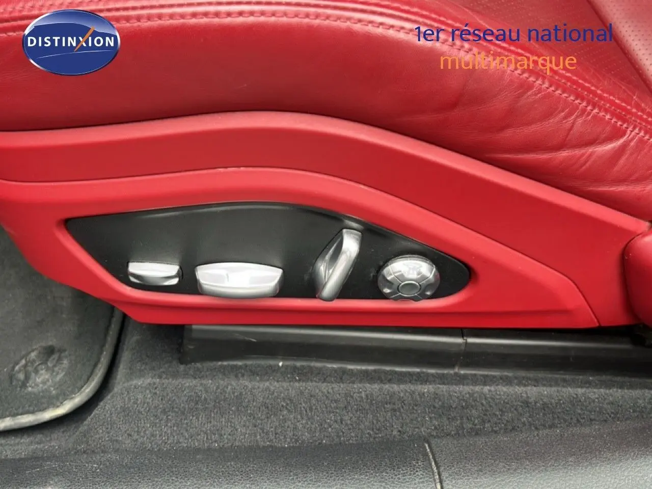 Détail des commandes de réglage électrique du siège avant en cuir rouge d'une Porsche Panamera 4 E-Hybrid 2017.