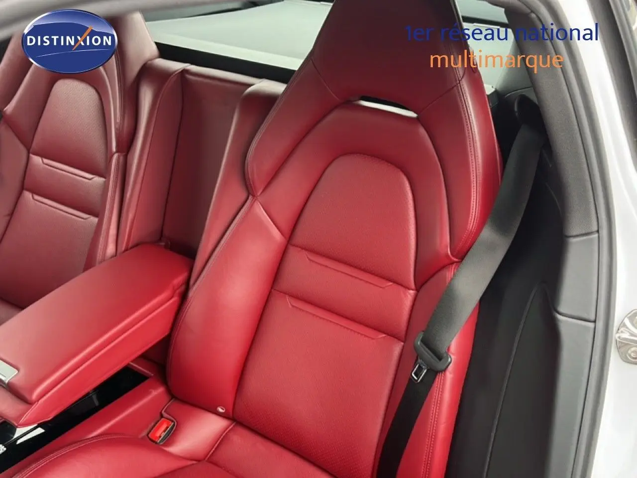 Gros plan sur le siège avant droit en cuir rouge de la Porsche Panamera 4 E-Hybrid blanche de 2017.