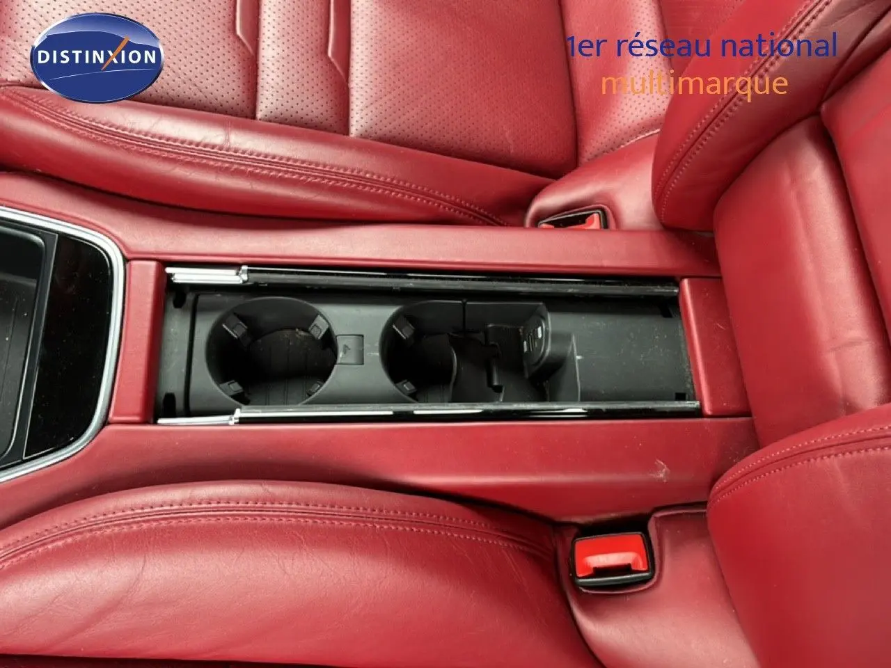 Gros plan sur la console centrale en cuir rouge bordeaux avec porte-gobelets de la Porsche Panamera 4 E-Hybrid 2017.