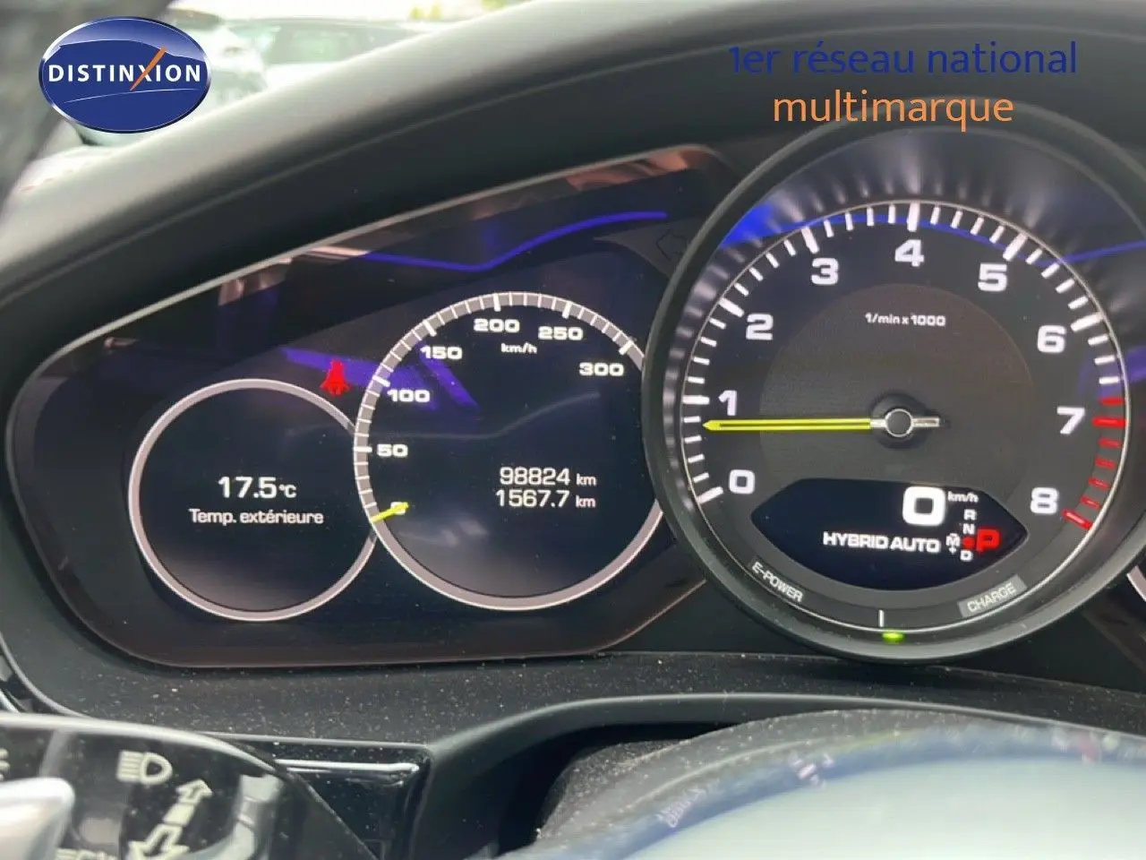 Tableau de bord de Porsche Panamera 4 E-Hybrid 2017 montrant compteurs numériques et indicateurs hybrides en gros plan.