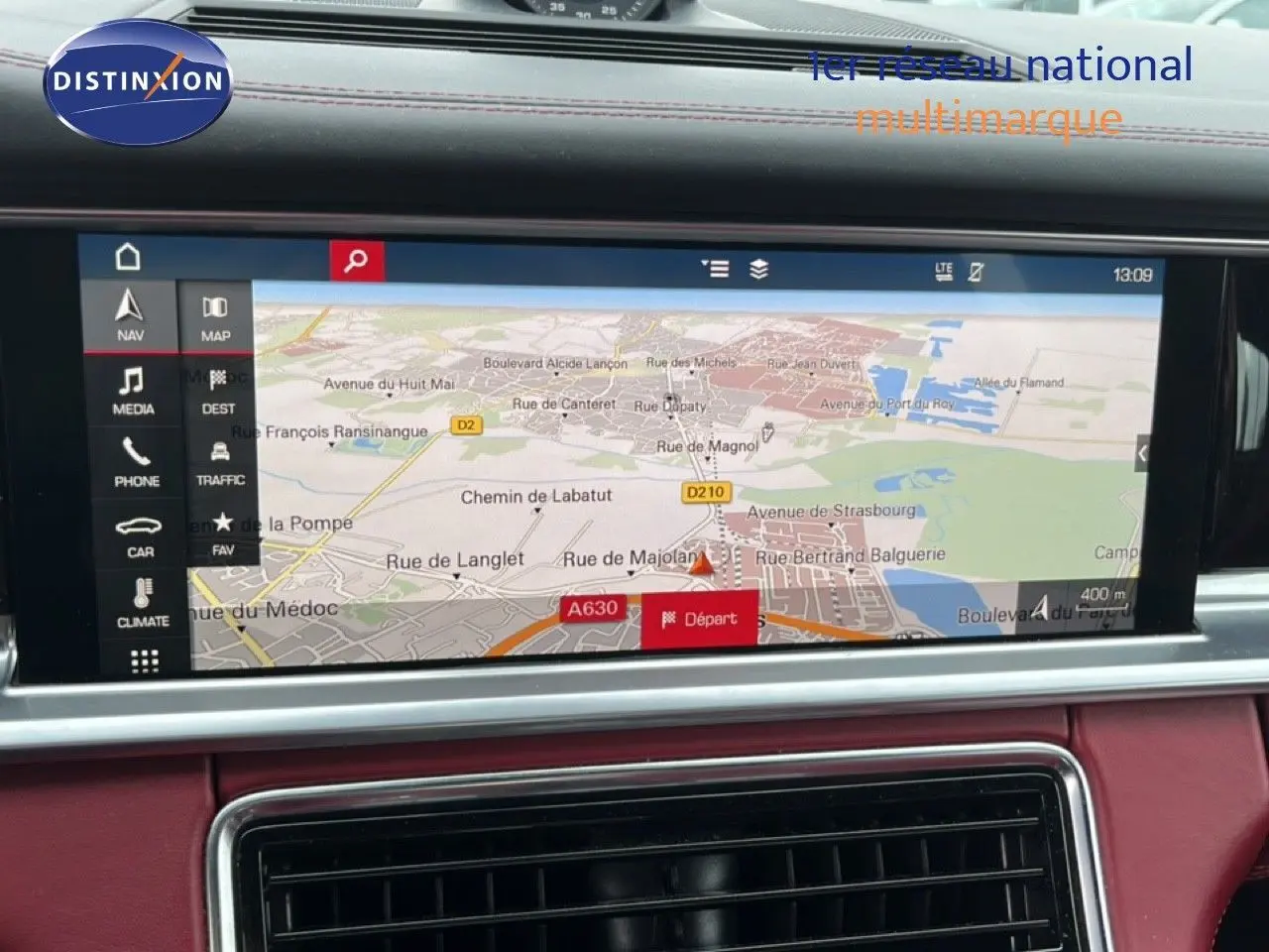 Écran tactile du système de navigation de la Porsche Panamera 4 E-Hybrid 2017 avec finition cuir bordeaux et aluminium brossé.