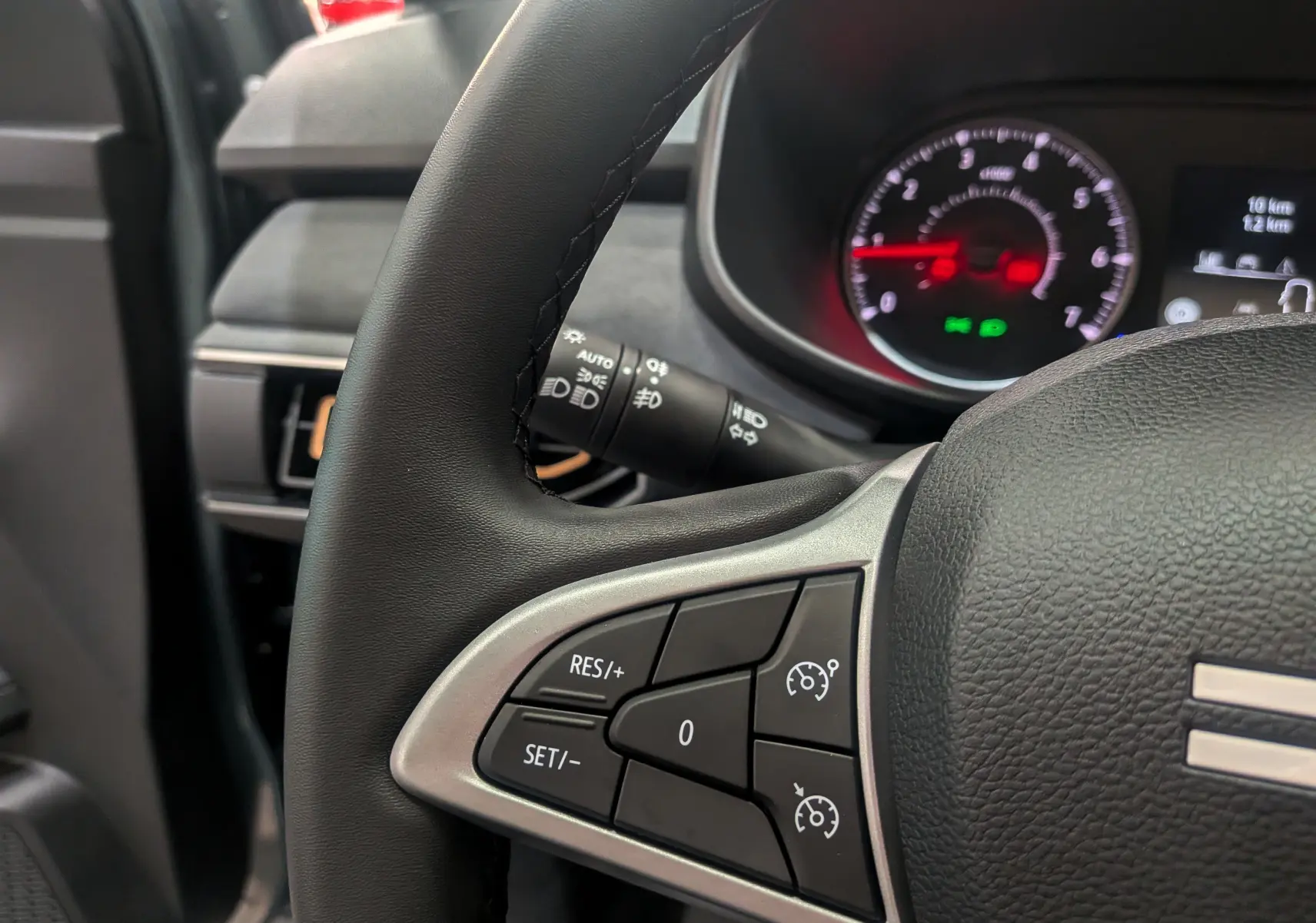 Gros plan sur le volant à gauche du Dacia Sandero Stepway 2025, montrant les commandes de régulateur de vitesse.