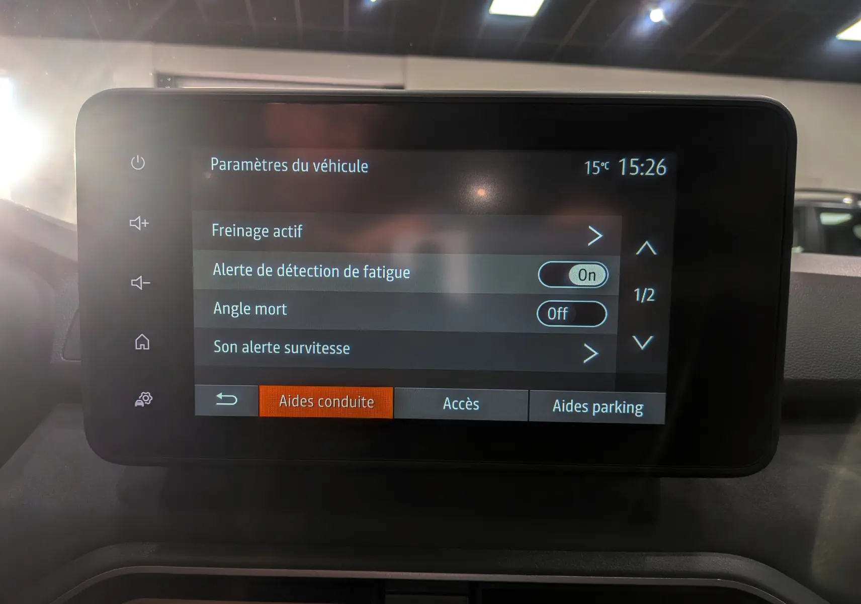 Écran tactile du tableau de bord de la Dacia Sandero Stepway 2025 montrant les paramètres d'aides à la conduite.