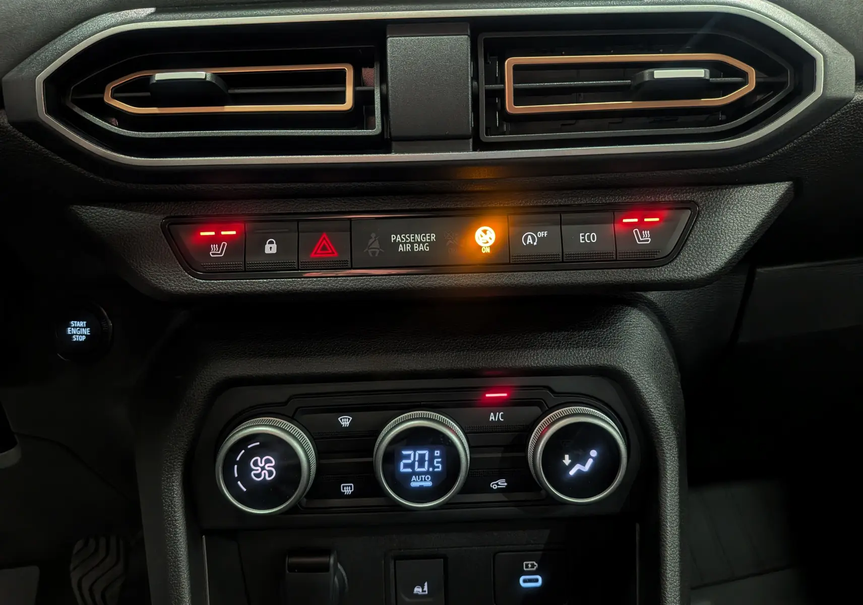 Tableau de bord intérieur de la Dacia Sandero Stepway 2025, avec commandes climatisation et sièges chauffants allumés.