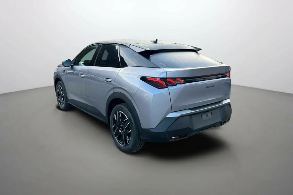 Peugeot 3008 Hybrid gris artense avec toit noir, vue 3/4 arrière côté gauche, jantes alu noires 19 pouces.