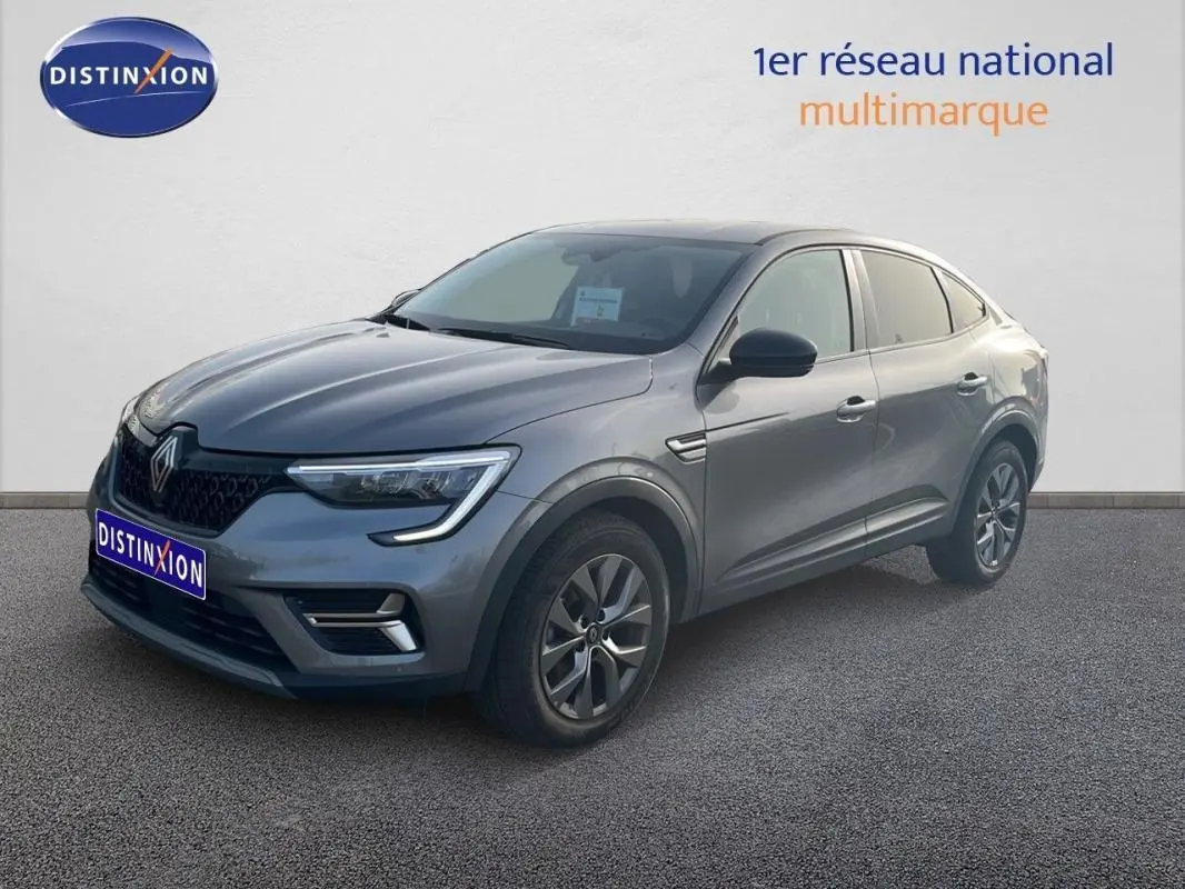 Renault Arkana gris en 3/4 avant droit, mettant en valeur ses jantes aluminium 17 pouces et son design moderne.