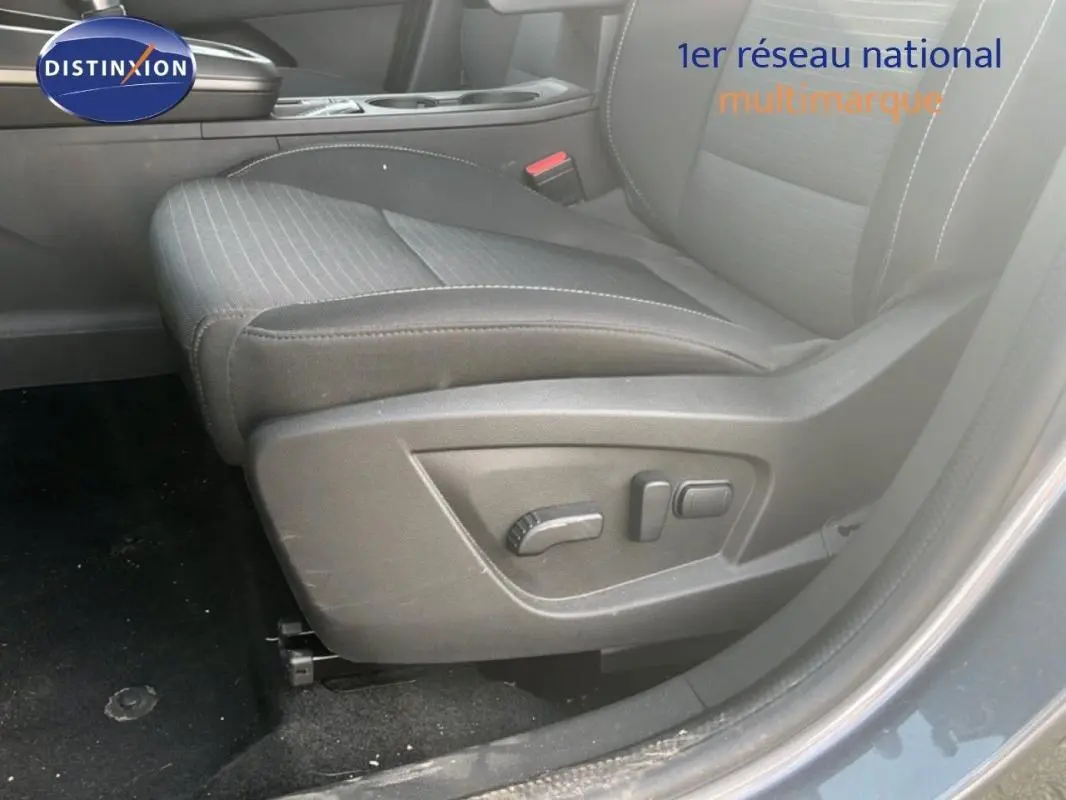 Gros plan sur le siège conducteur gris avec réglages électriques, intérieur du Renault Arkana 2025 côté gauche.