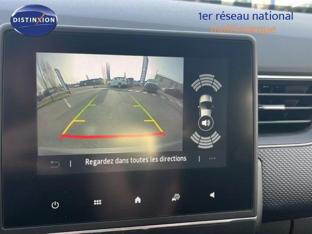 Écran tactile intérieur montrant la caméra de recul et les radars d’aide au stationnement du Renault Arkana gris.