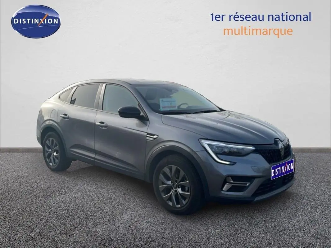 Renault Arkana gris en 3/4 avant droit, avec jantes aluminium 17 pouces et feux LED en forme de C.