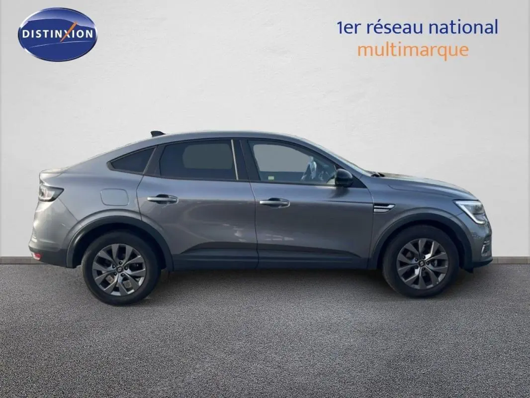 Renault Arkana gris 2025 en profil droit, SUV hybride avec jantes aluminium 17 pouces et lignes fluides.