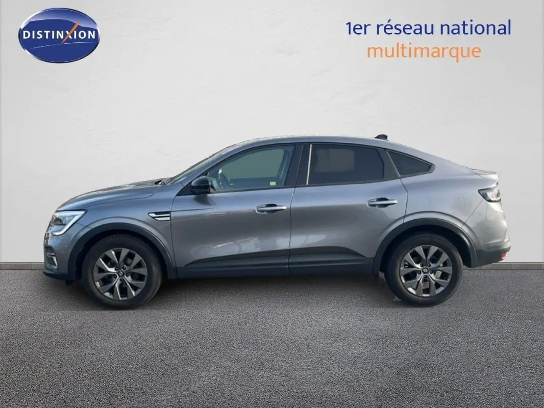 Profil côté gauche d'un Renault Arkana gris 2025 avec jantes aluminium 17 pouces et lignes fluides de SUV coupé.