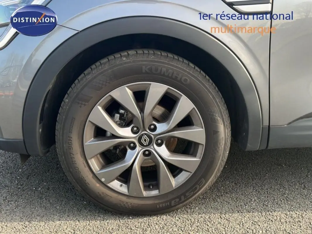 Gros plan sur la roue avant gauche gris métallisé d'un Renault Arkana 2025 avec jante aluminium 17 pouces.