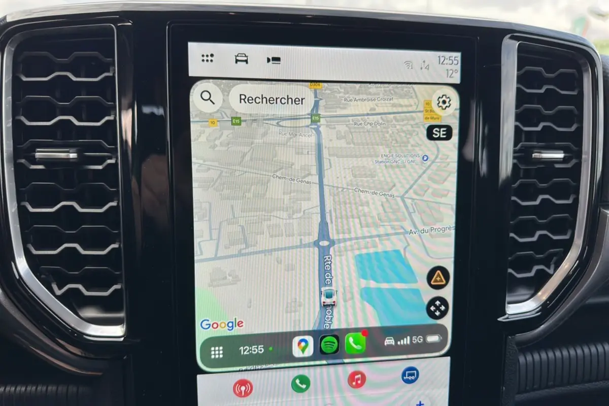 Écran tactile central du Ford Ranger 2026 affichant une navigation GPS avec interface moderne et aérations latérales noires.