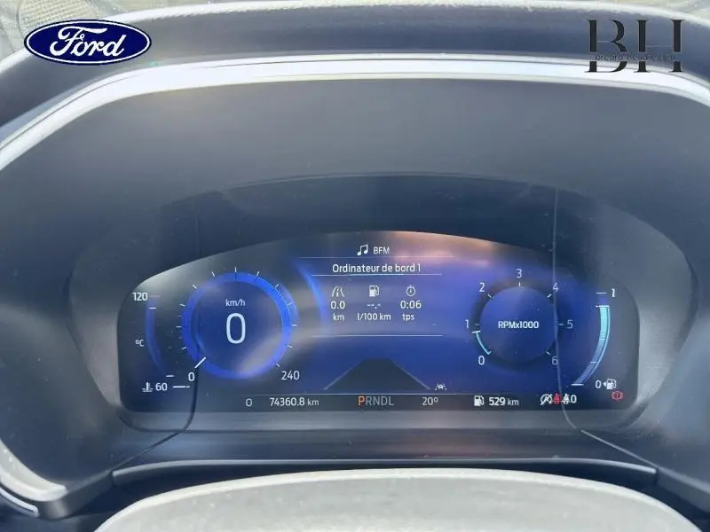 Tableau de bord numérique du Ford Kuga 1.5 EcoBlue 2022, affichage vitesse et compte-tours en bleu, avec informations de bord.
