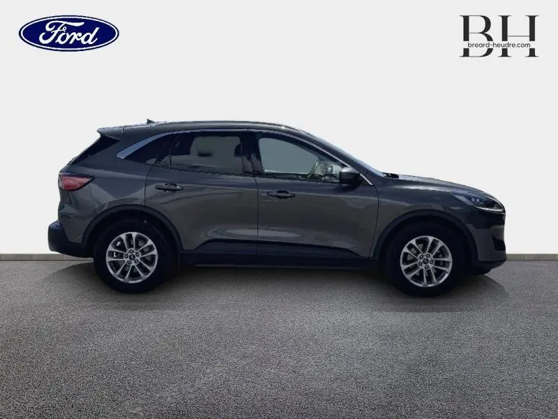 Ford Kuga 2022 gris Magnetic métallisé, vue profil droit avec jantes alu et vitres arrière surteintées.