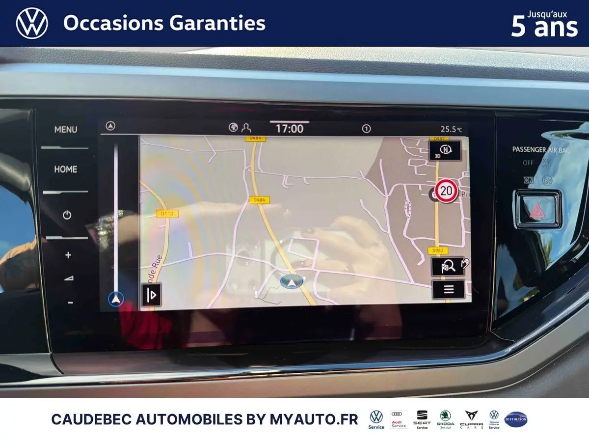 Écran tactile de navigation Discover Media au tableau de bord d'une Volkswagen Polo noire intense nacrée, vue intérieure frontale.