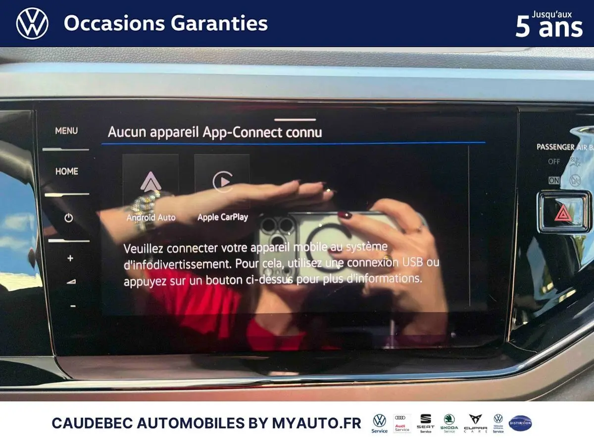 Écran tactile central du Volkswagen Polo 2026 affichant la connexion App-Connect, avec reflets visibles sur la surface noire.