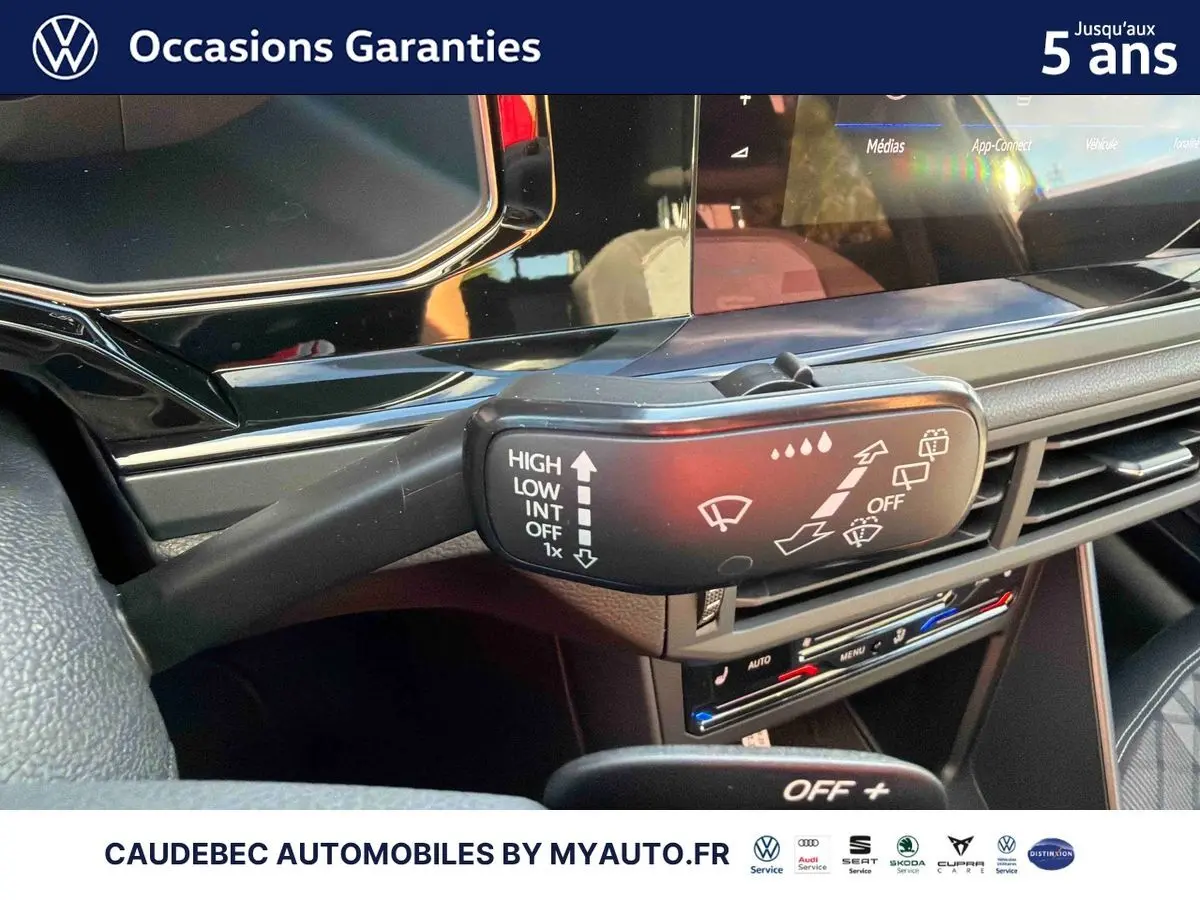 Gros plan sur la commande d'essuie-glace côté gauche du tableau de bord d'une Volkswagen Polo noire intense nacrée.