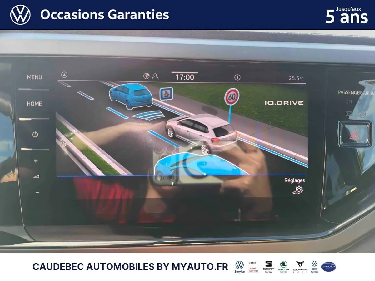 Écran tactile du système de navigation Volkswagen Polo 2026 affichant l'assistance IQ.DRIVE et la limitation de vitesse à 60 km/h.