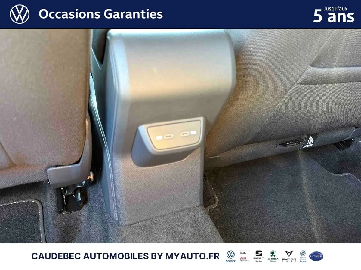 Vue rapprochée de la console arrière avec ports USB-C de la Volkswagen Polo noire intense nacrée, intérieur tissu gris.