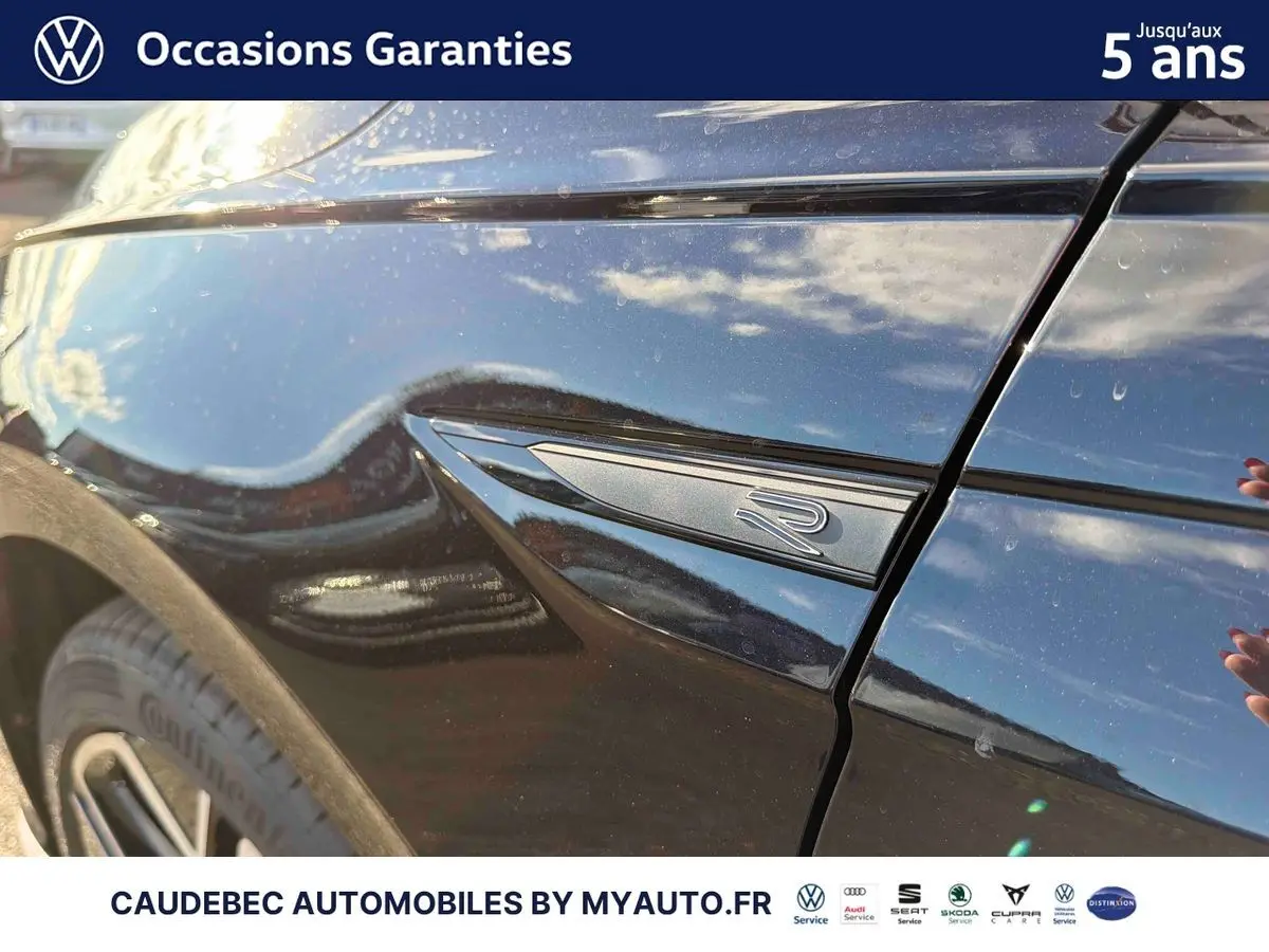 Gros plan sur l'aile avant gauche noire intense nacrée avec logo R distinctif de la Volkswagen Polo 2026.