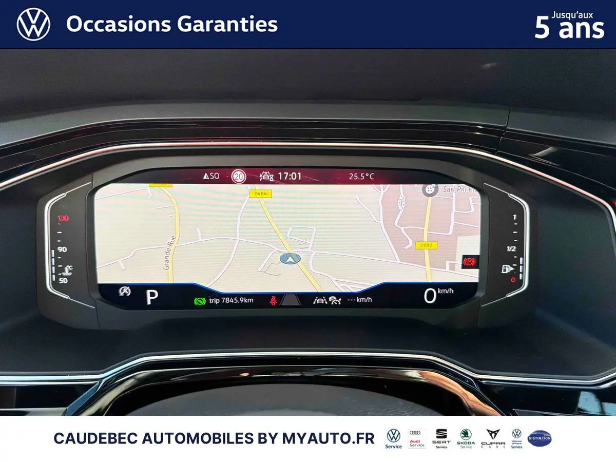 Affichage numérique du tableau de bord de la Volkswagen Polo 2026 avec navigation cartographique en plein écran.