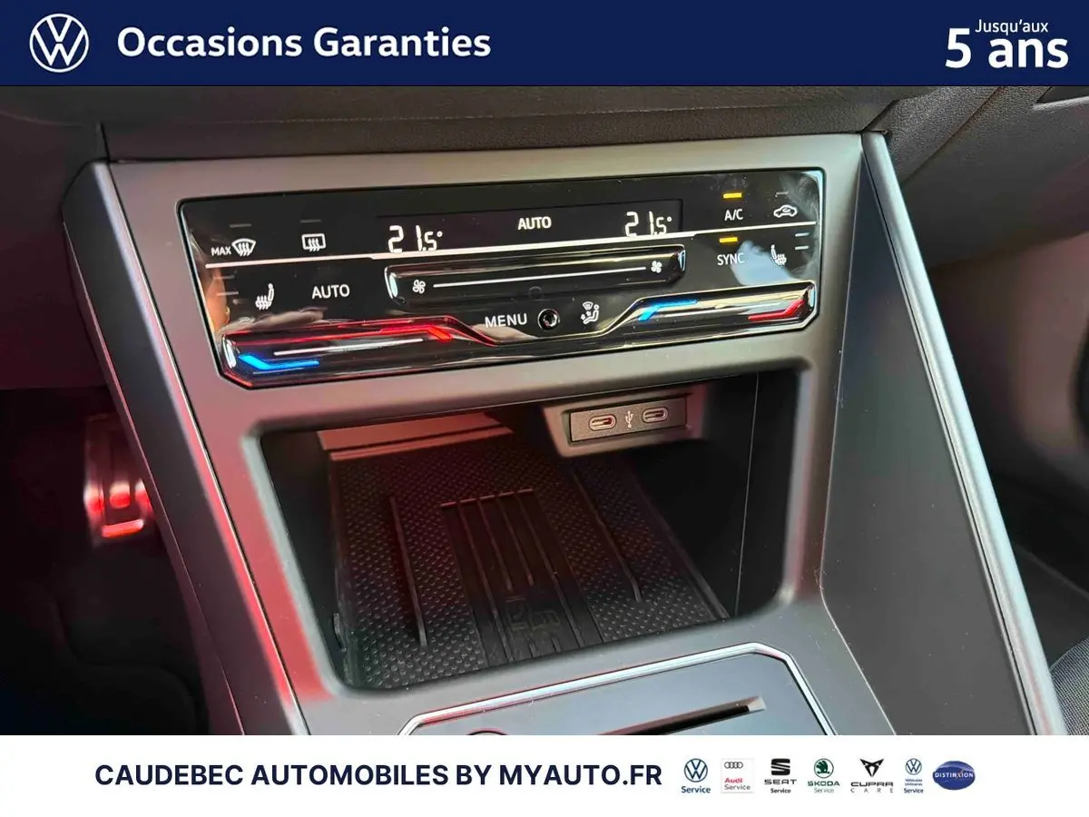 Gros plan sur la console centrale tactile de la Volkswagen Polo 2026 avec climatisation automatique bi-zone et ports USB-C.
