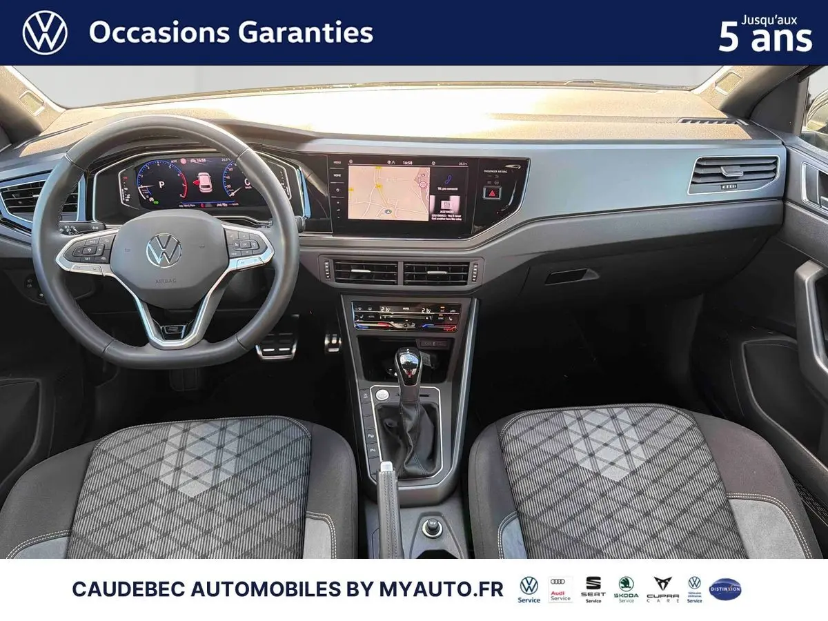 Intérieur avant de la Volkswagen Polo 2026 avec tableau de bord numérique et console centrale moderne vue de face.