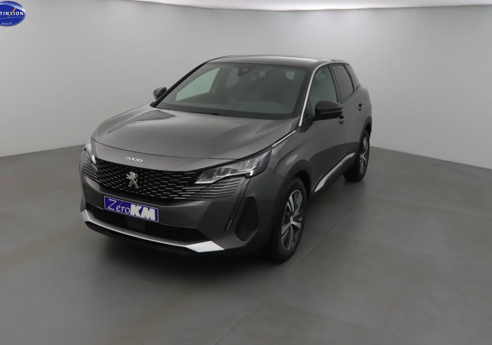 Peugeot 3008 gris platinium métal vue 3/4 avant droit dans un studio lumineux avec calandre noire distinctive.