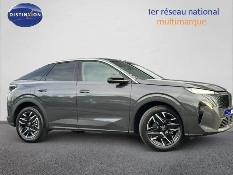 Peugeot 3008 Hybrid gris titane vue de profil côté gauche avec jantes alliage et lignes modernes.