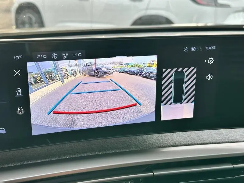 Affichage de la caméra de recul et vue 360° sur l'écran du tableau de bord du Peugeot 3008 Gris Titane 2025.