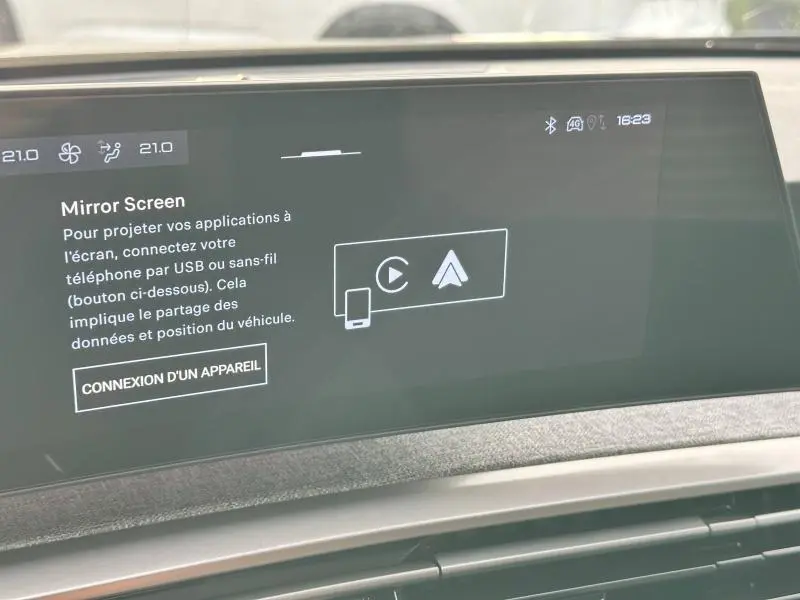 Écran tactile central du Peugeot 3008 Hybrid 2025 affichant l'interface Mirror Screen avec commandes climatisation visibles