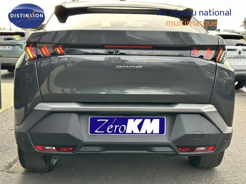 Vue arrière du Peugeot 3008 Hybrid gris titane avec feux LED caractéristiques et becquet arrière visible.