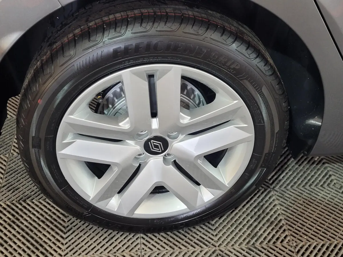 Gros plan sur la roue arrière droite d'une Renault Clio gris foncé Evolution Blue dCi 100 -25, avec pneu neuf visible.