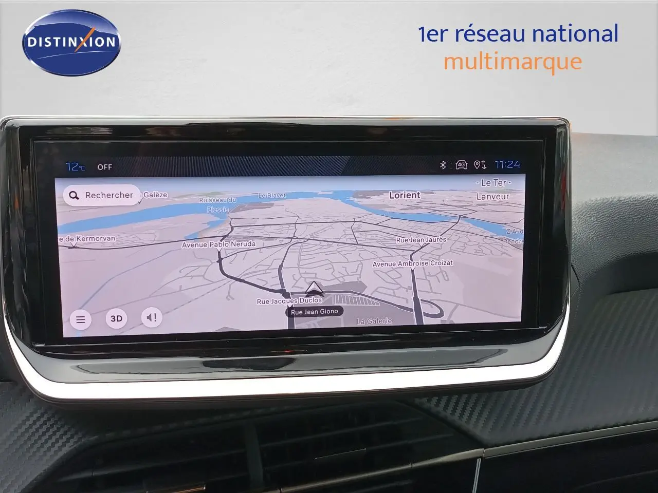 Écran tactile central affichant la navigation GPS dans l’habitacle d’une Peugeot 208 gris Artense, vue de face.