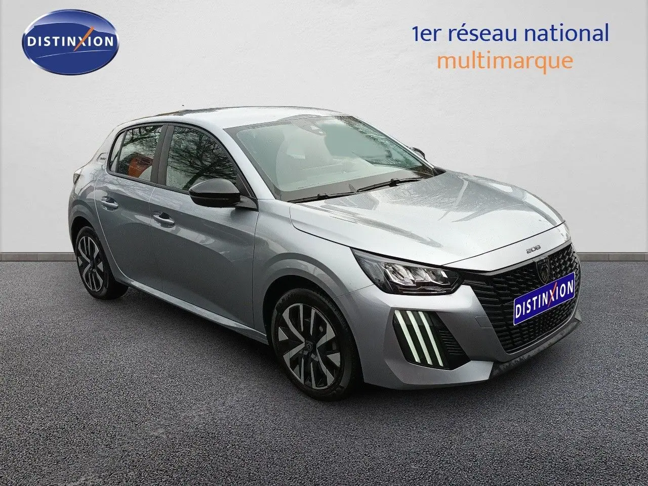 Vue 3/4 avant droite d'une Peugeot 208 gris Artense métal avec feux LED et jantes alliage distinctives.