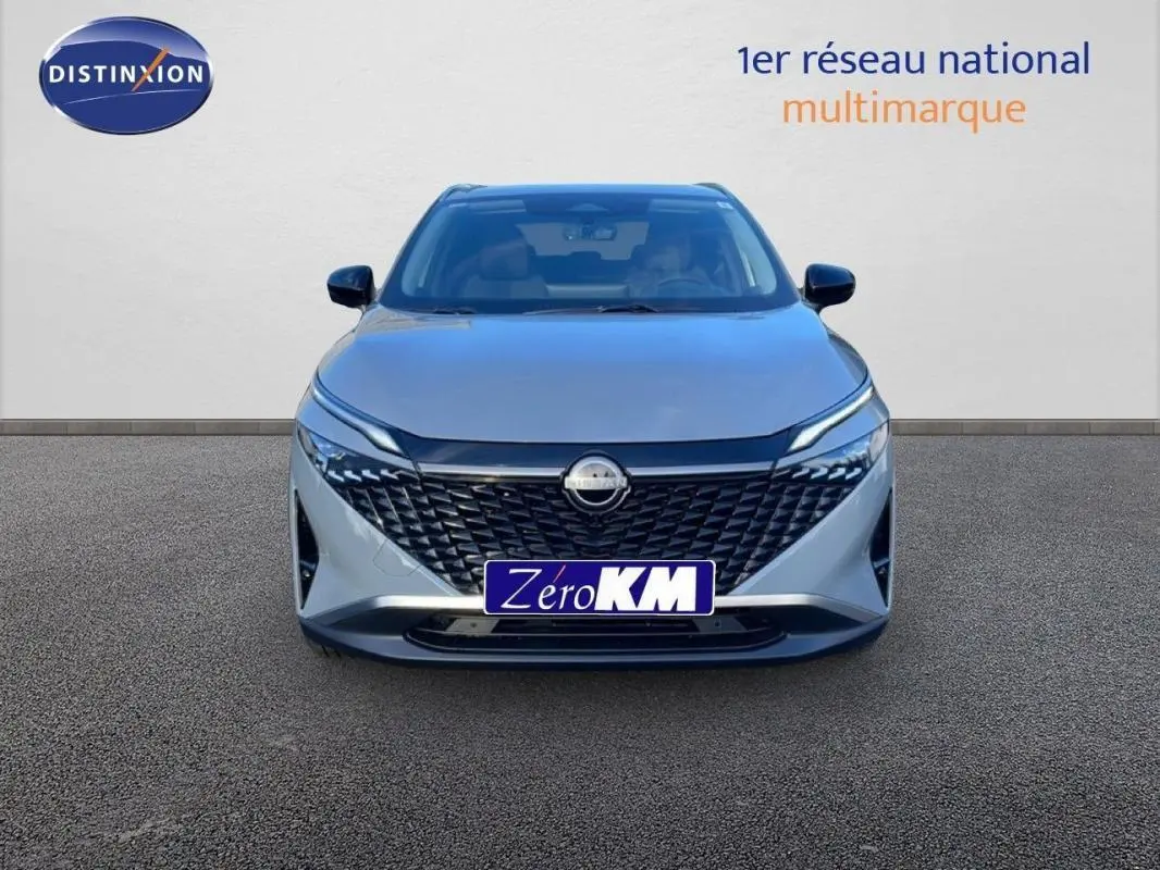 Nissan Qashqai gris vue de face, calandre large et phares LED fins soulignant son design moderne.