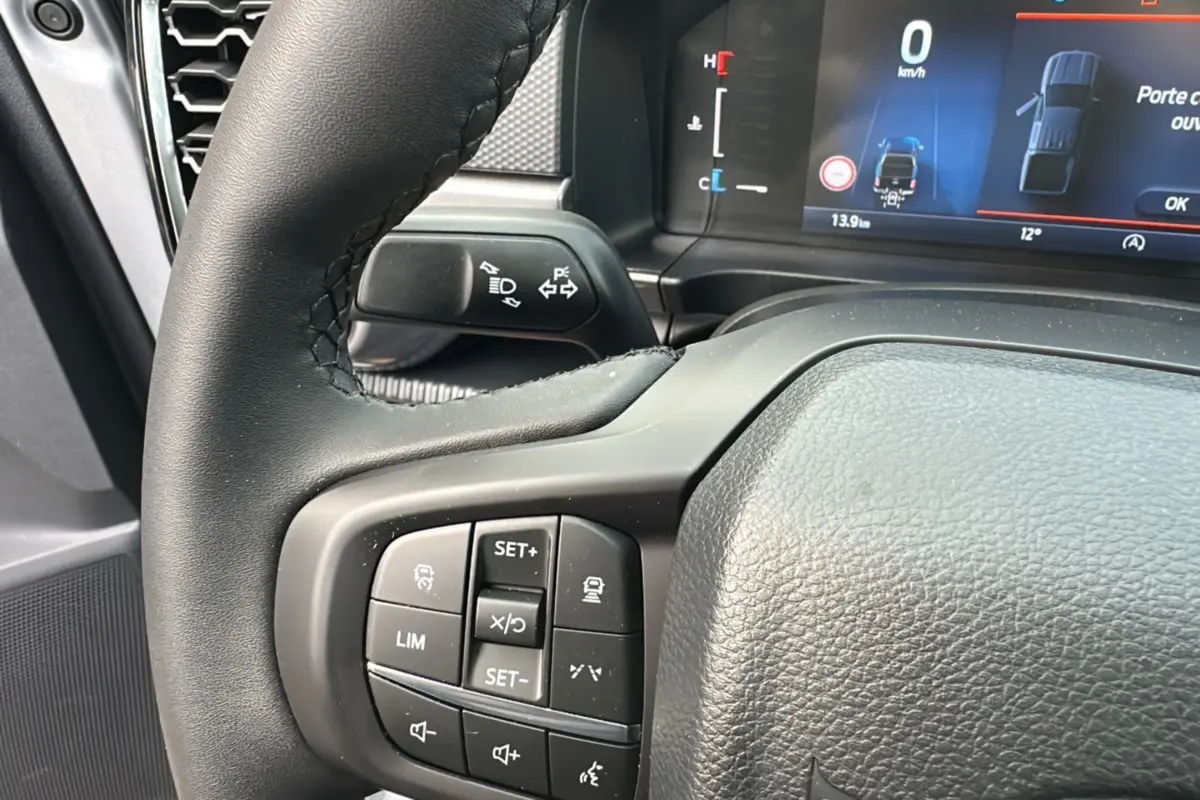 Gros plan sur le volant cuir multifonctions et l'écran numérique du tableau de bord du Ford Ranger gris Iconic 2026.