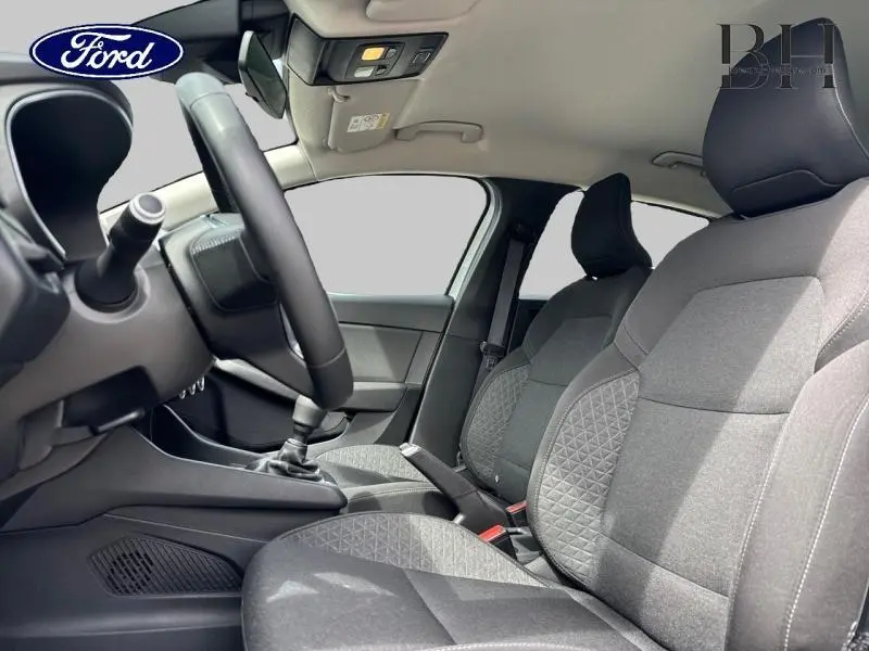 Vue intérieure côté conducteur de la Renault Clio 1.0 TCe 100ch Business 2020 avec sièges tissu noir à motifs surpiqués.