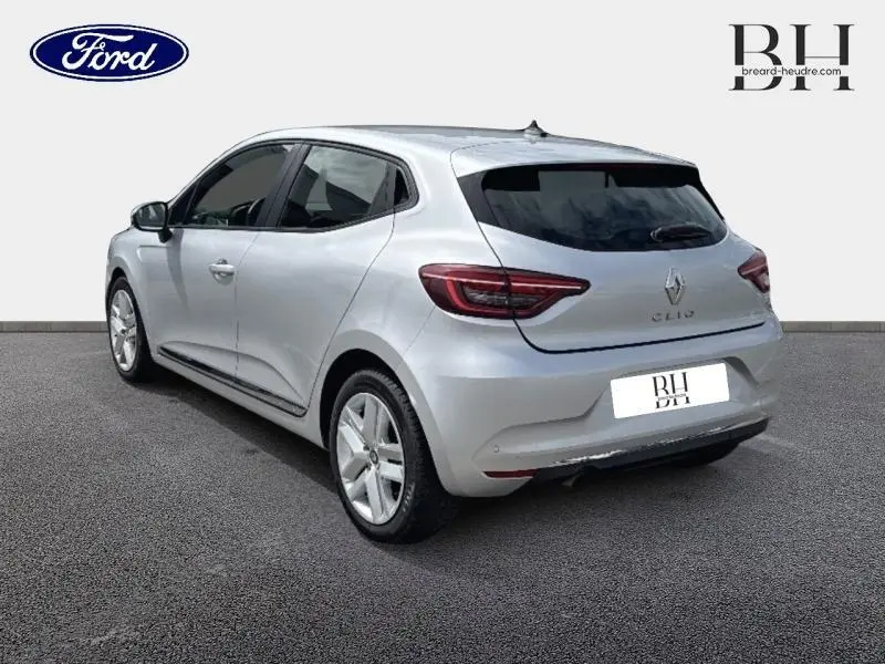 Vue 3/4 arrière droite d'une Renault Clio gris platine 2020 avec feux arrière LED et becquet arrière.