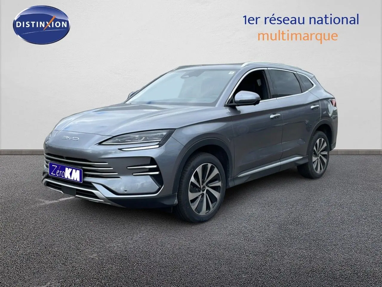 Vue 3/4 avant droit du SUV BYD SEAL U hybride rechargeable en gris métallisé avec jantes distinctives et calandre épurée.
