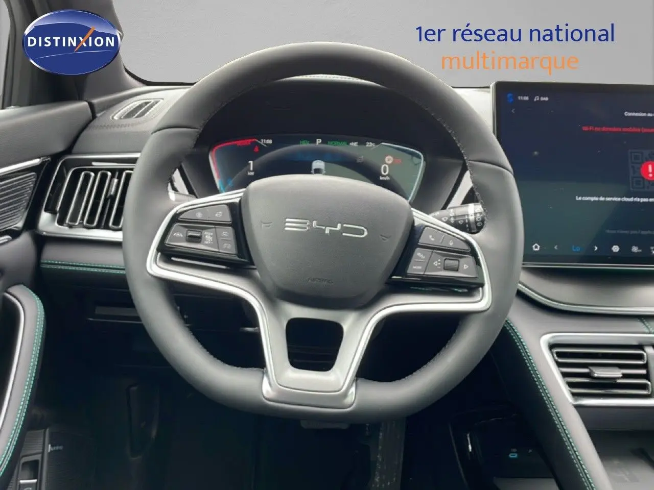 Vue intérieure centrée sur le volant BYD du Seal U 2026, avec tableau de bord numérique et écran tactile moderne.