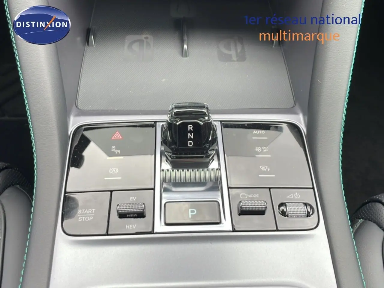 Vue rapprochée de la console centrale du BYD SEAL U 2026 avec sélecteur de vitesse et commandes tactiles.