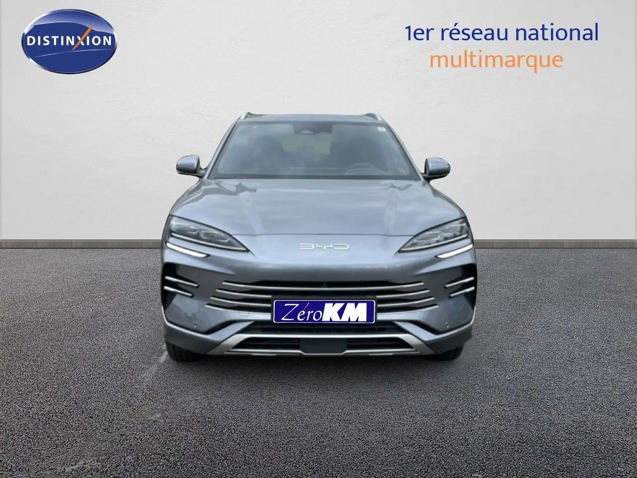 Vue frontale d'un BYD SEAL U 2026 hybride rechargeable en gris métallisé avec calandre et phares LED distinctifs.