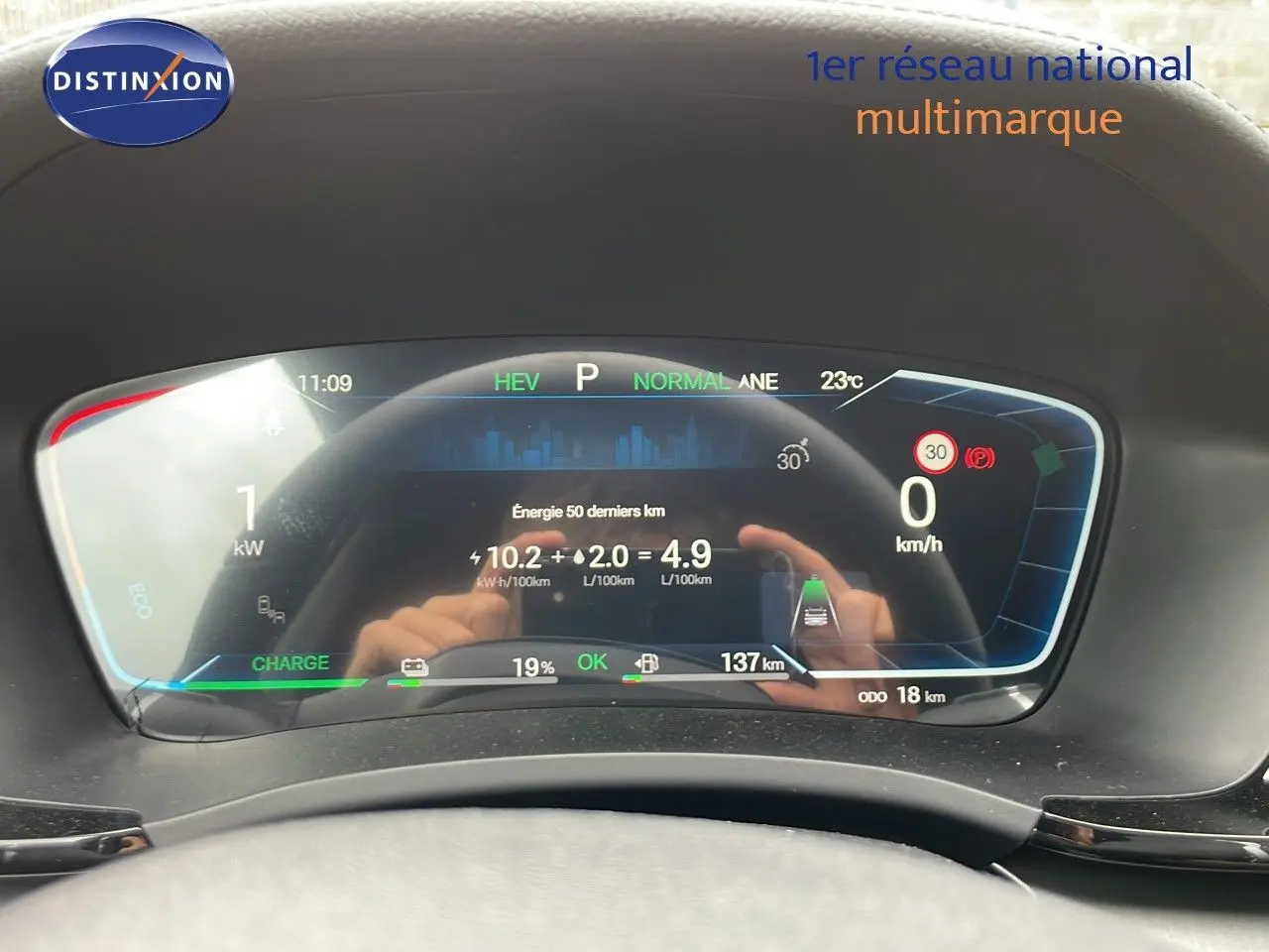 Vue rapprochée du tableau de bord numérique du BYD SEAL U 2026, affichage clair avec informations énergie et vitesse.