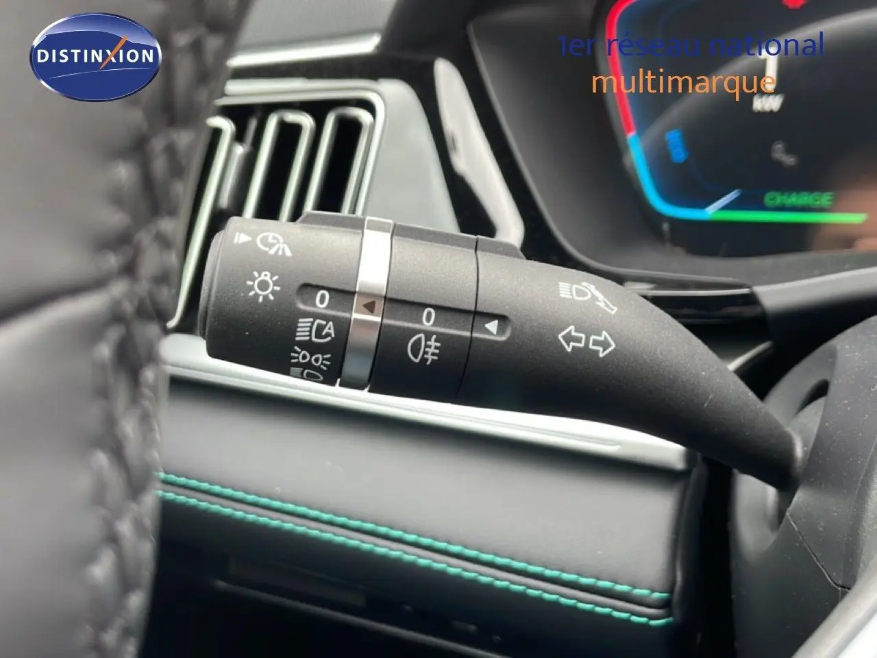 Gros plan sur la commande des feux et clignotants dans l’habitacle du BYD SEAL U 2026, détails de couture turquoise.