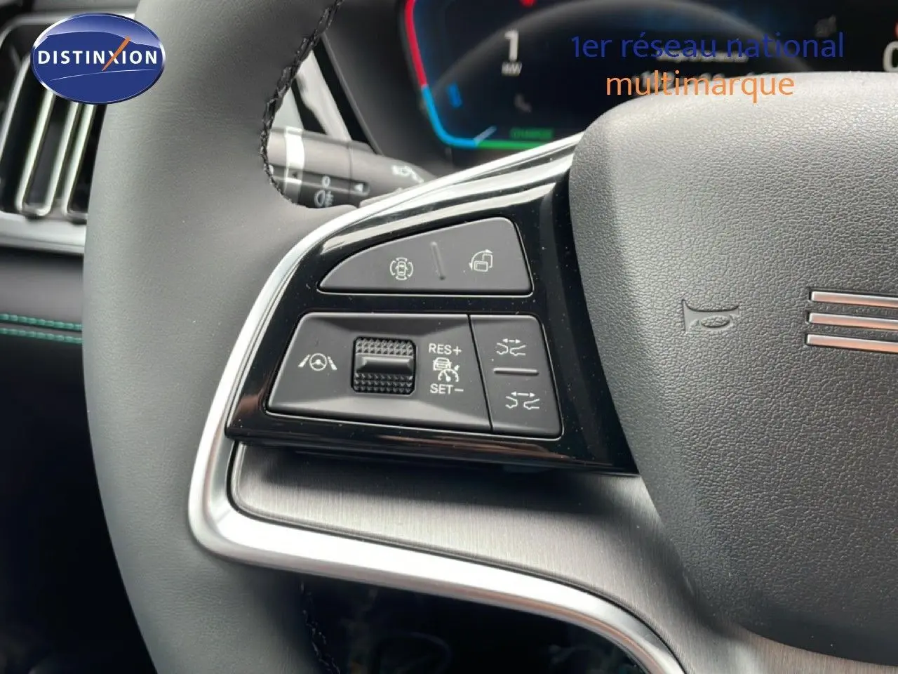 Gros plan sur les commandes au volant du BYD SEAL U 2026 en intérieur, avec finition cuir noir et détails argentés.